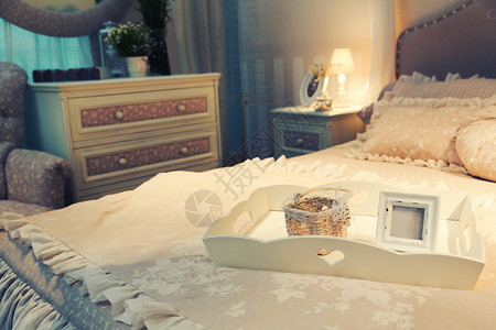 漂亮的奢华豪的白色大床枕头和图片