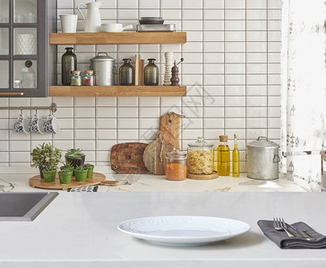 具有现代厨房配件室内设计及现代化餐桌背图片