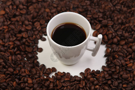 咖啡杯与白色背景上的豆子图片