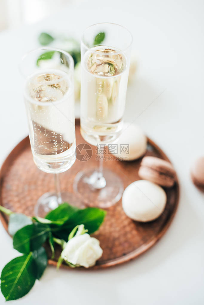 豪华香槟婚礼晚会配有白玫瑰和玛卡龙甜点图片