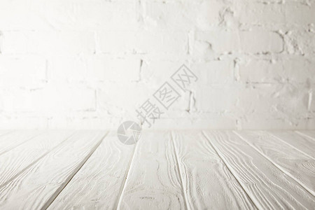 白色的木桌面和白色的砖墙图片