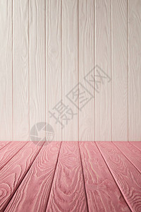 粉色条纹桌面和白色木墙图片