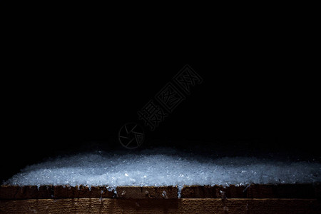 用黑色覆盖着雪的条纹木质朴材料图片