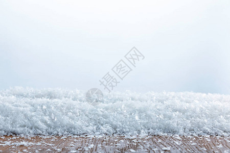 白雪覆盖的条纹木板的特写图片