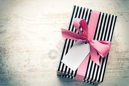 礼品盒用黑白条纹纸包裹图片