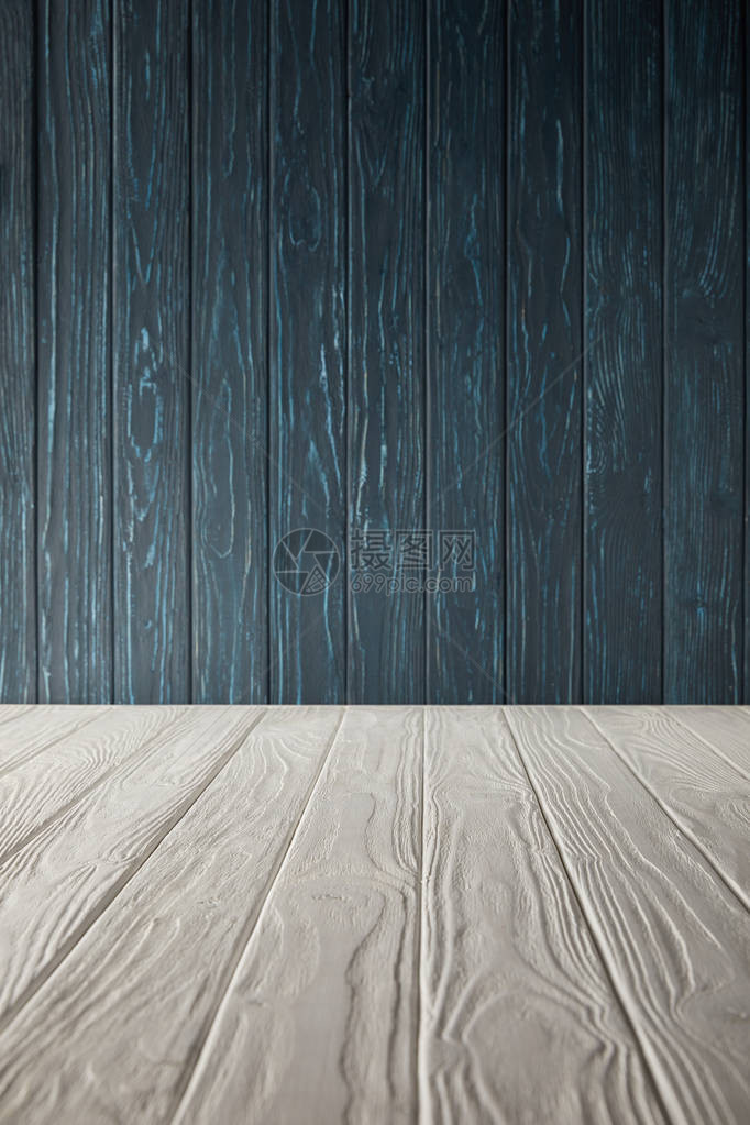 白色木桌和深蓝色木墙图片