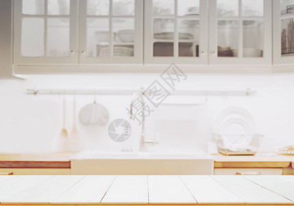 厨房背景模糊的木桌面图片