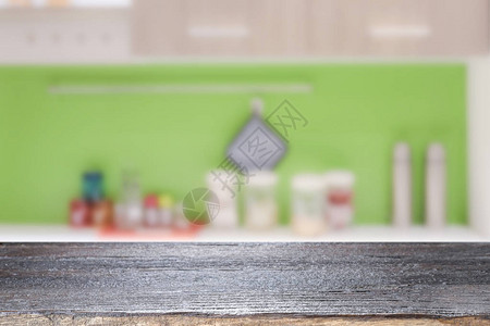 空木板桌和显示或添加您产品时模糊的厨房图片