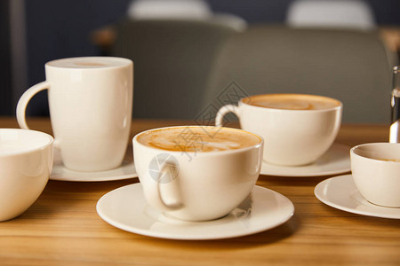 在咖啡馆里有白杯美味咖啡的酱汁图片