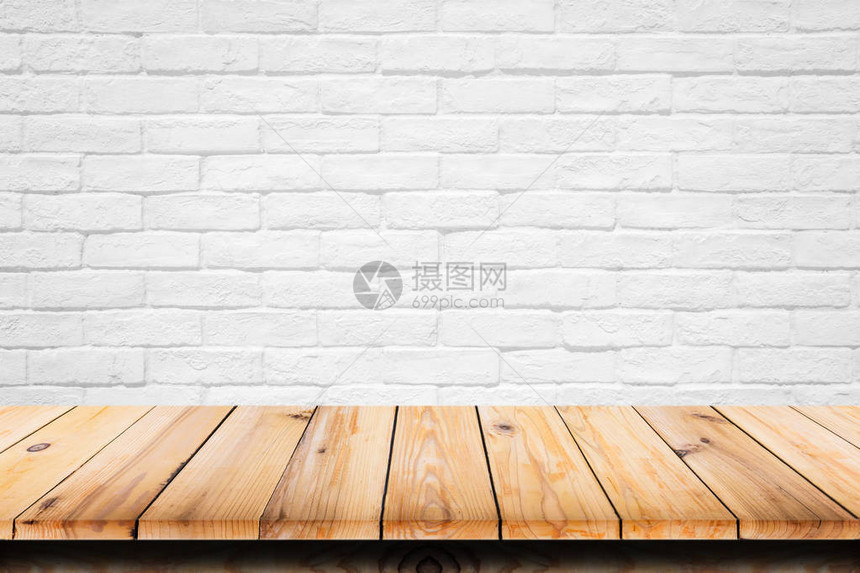 白砖背景上的空木制表格顶部用于显示或图片