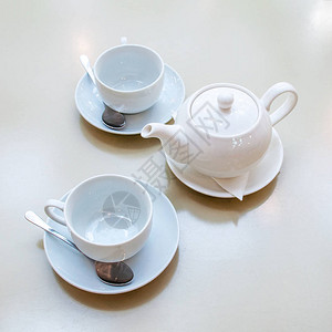 两个白色陶瓷茶杯图片