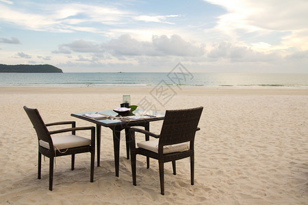 海边的沙滩椅高清图片