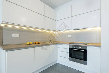 白色完成的现代厨房内部设图片