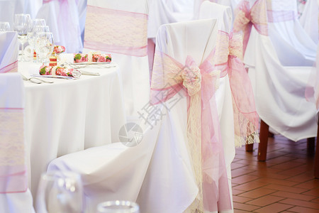 用粉红丝带装饰的婚椅图片