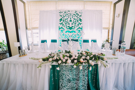 用鲜花装饰的婚礼餐桌的特写视图图片