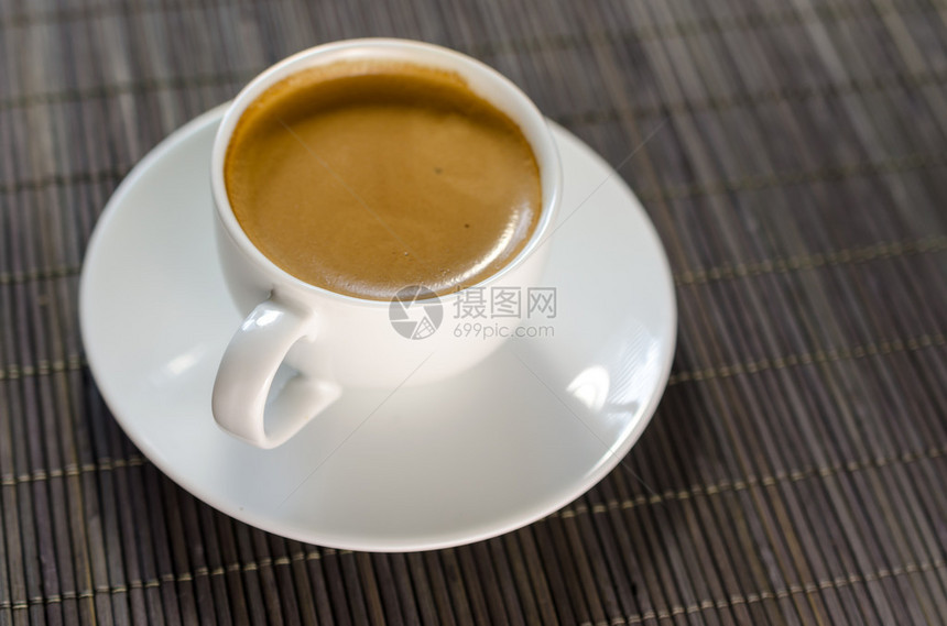 一杯浓咖啡竹背景图片