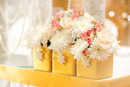 用鲜花装饰婚礼餐桌的特写镜头图片
