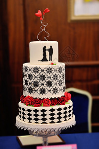有两颗心的婚礼蛋糕图片