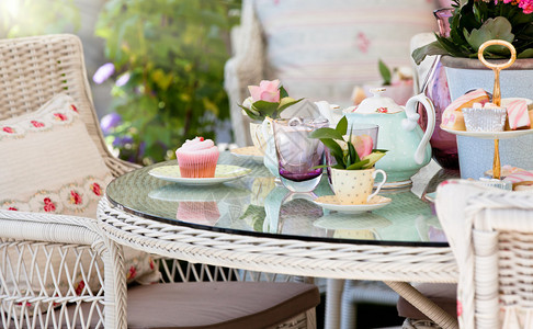 花园里的下午茶和蛋糕图片