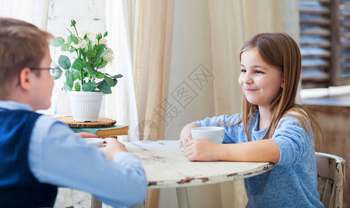 快乐的小男孩女喝茶图片