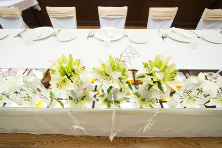 用鲜花装饰婚礼餐桌图片