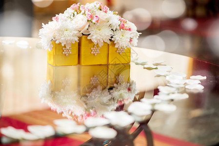 配有白花瓣和花朵的婚桌装饰背景图片