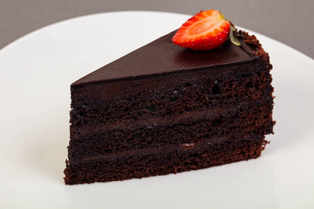 甜巧克力蛋糕配草莓图片