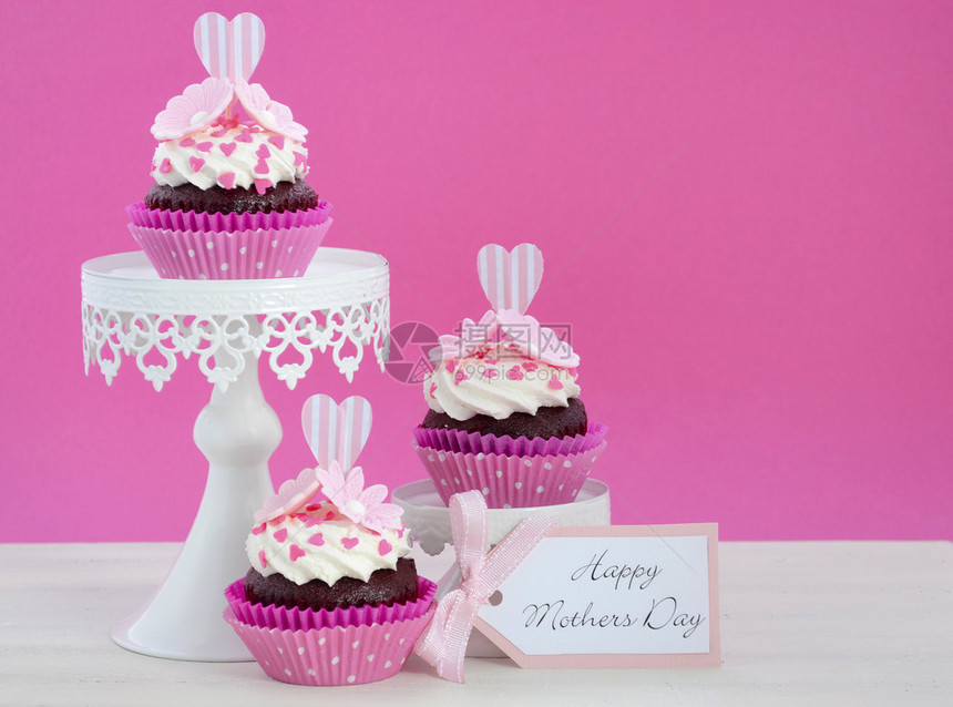 快乐母亲节粉红和白色蛋糕在旧式蛋糕上代表着图片