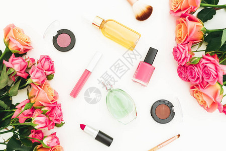 粉红色花束的美容成分和白色背景的化妆品图片