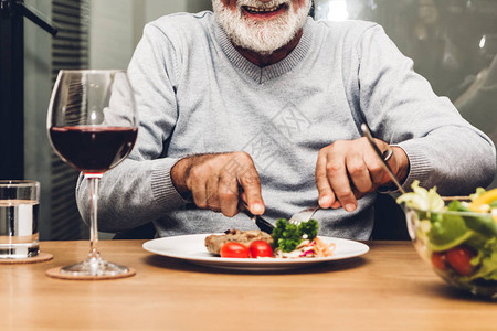 快乐的老人在餐厅吃图片