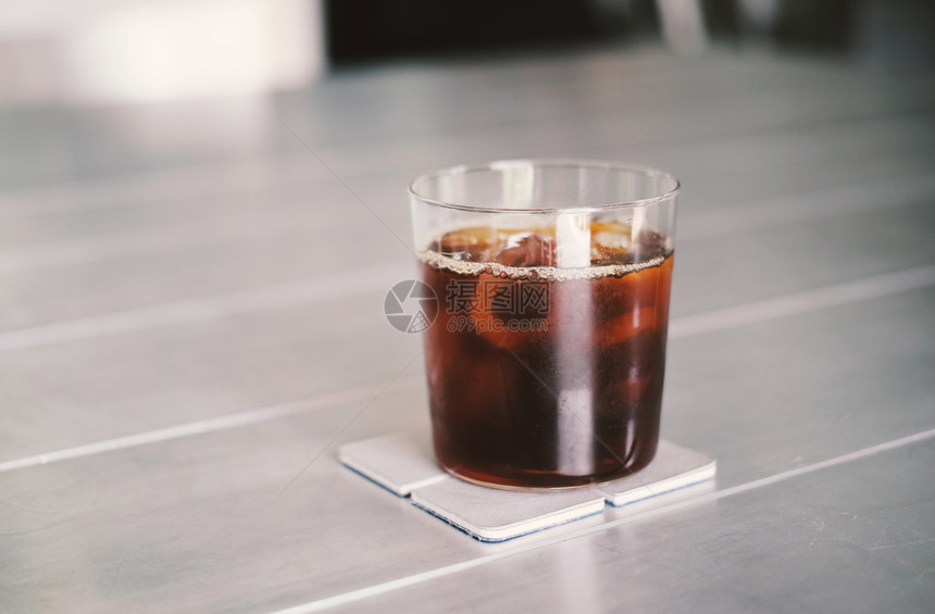 玻璃杯中的冰咖啡图片