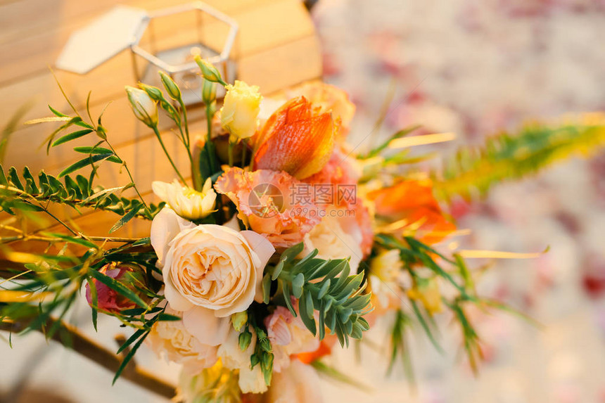 婚礼桌上的花朵图片