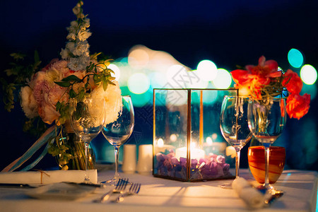 烛光下的婚宴晚上的婚礼装饰图片