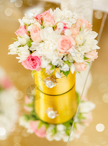用鲜花装饰婚礼餐桌的特写镜头背景图片