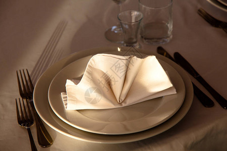 餐巾纸在桌子上一张盘子上图片