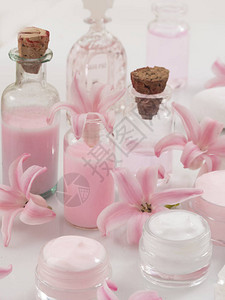 瓶装护肤品与粉色鲜花图片