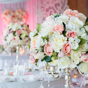婚礼装饰在餐厅内部的玫瑰和洋桔梗花束图片