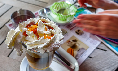 咖啡厅的美味奶油冰咖啡图片