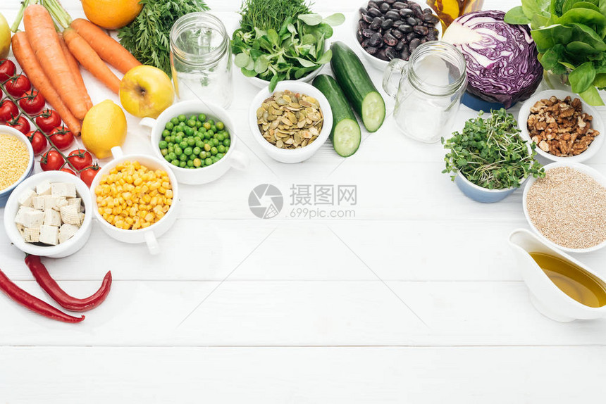 木制白桌玻璃罐头附近有机水果和蔬菜的顶部视图图片