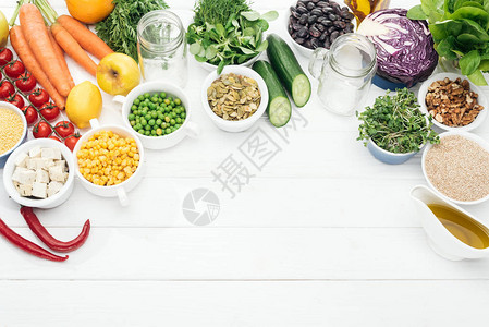 木制白桌玻璃罐头附近有机水果和蔬菜的顶部视图图片