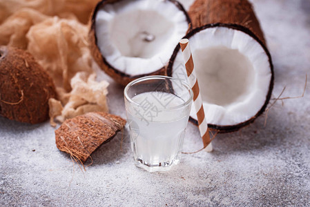 自然新鲜椰子水健康饮用图片