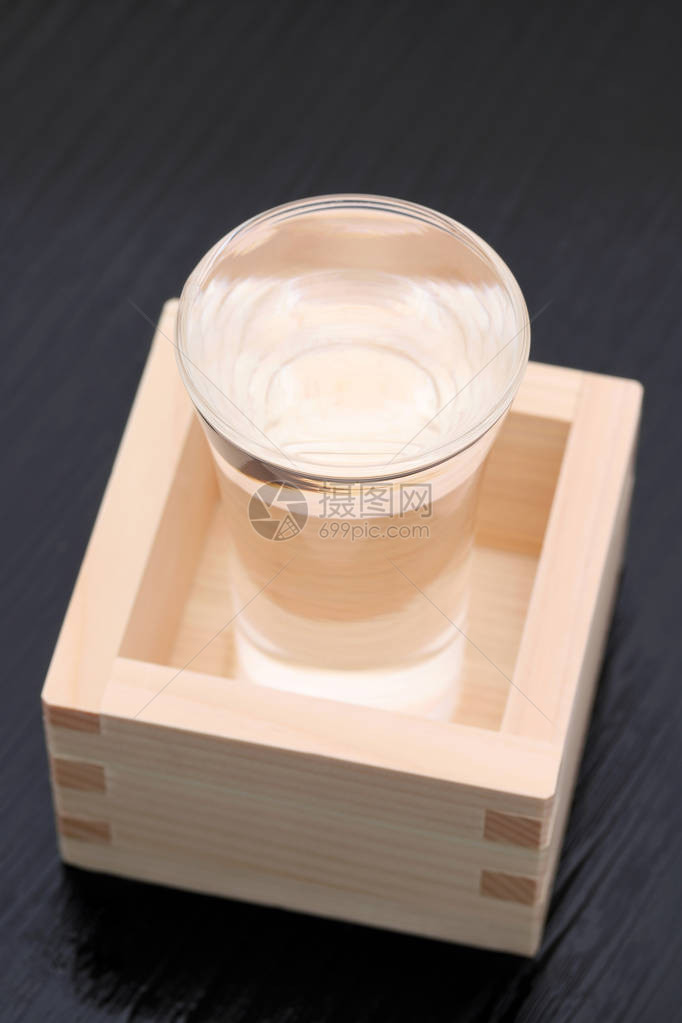 黑桌背景上带有清酒的日本木盒马苏图片