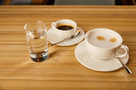 咖啡杯附近的咖啡杯水图片
