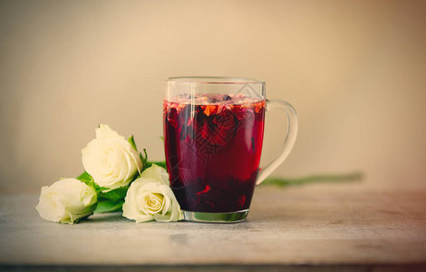 玫瑰茶和花束用旧颜色背景图片