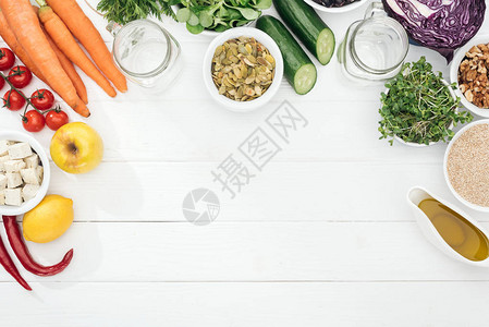 玻璃罐子旁边水果和蔬菜的顶部视图图片