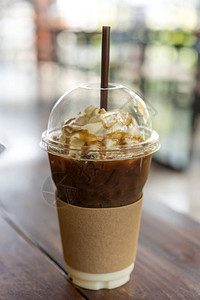 加焦糖浆和生奶油的冰咖啡图片
