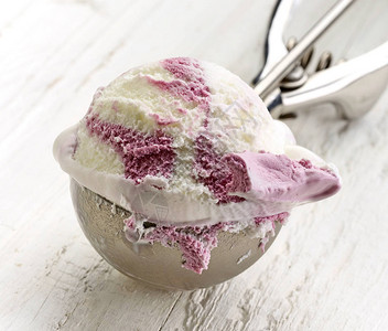白色木桌上的香草和蓝莓冰淇淋图片