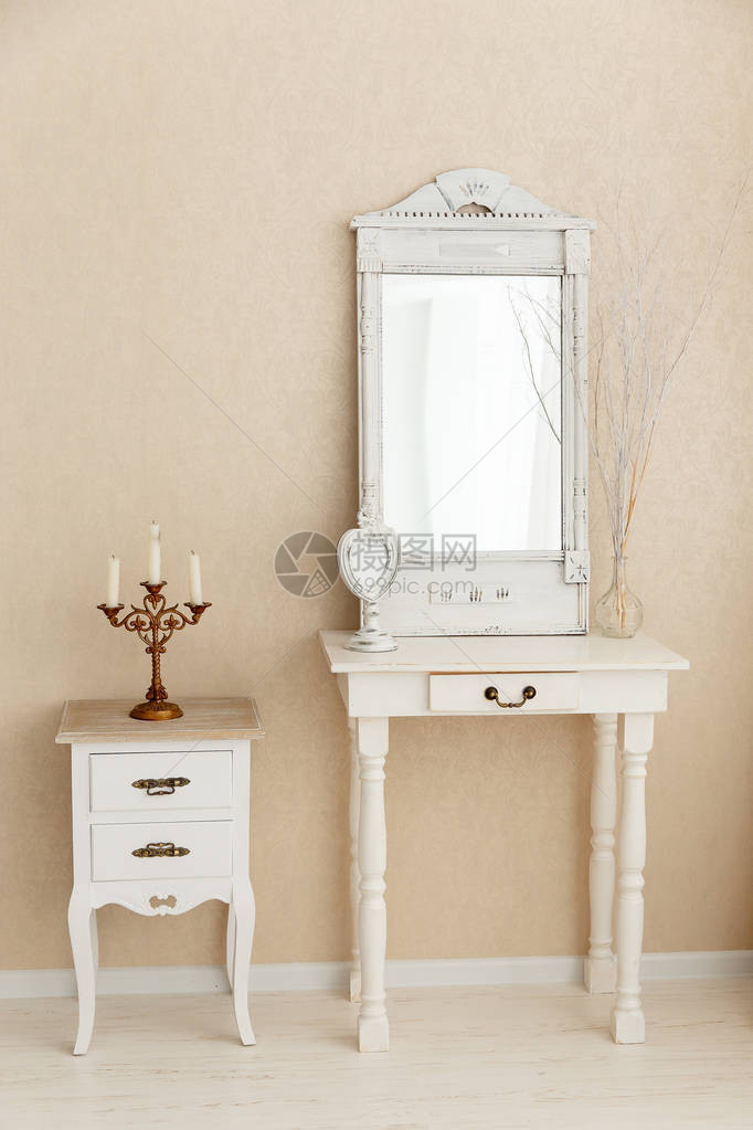 旧复古白色梳妆台玻璃镜子色调图片