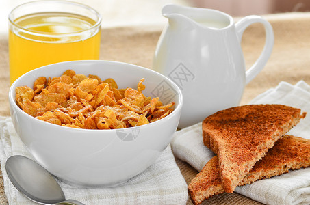 早餐麦片配烤面包和橙汁图片