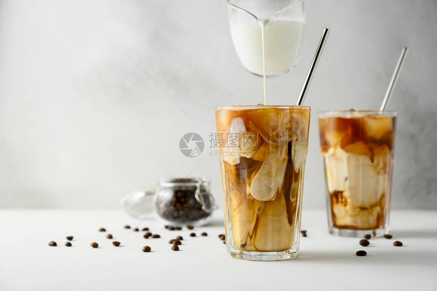 牛奶被倒入咖啡中图片
